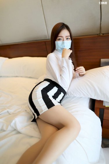 男同桌摁住我的尿口让我憋尿